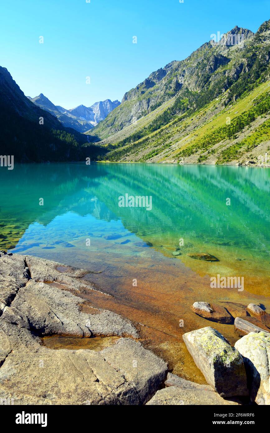 Lago di Gube con il monte Vignemale in background.Pyrenees montagna, Francia. Foto Stock