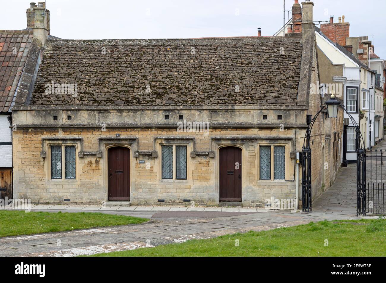 Primi a metà C19 cottage in stile Tudor libero, in St John's Churchyard, Devizes, Wiltshire, Inghilterra, Regno Unito Foto Stock