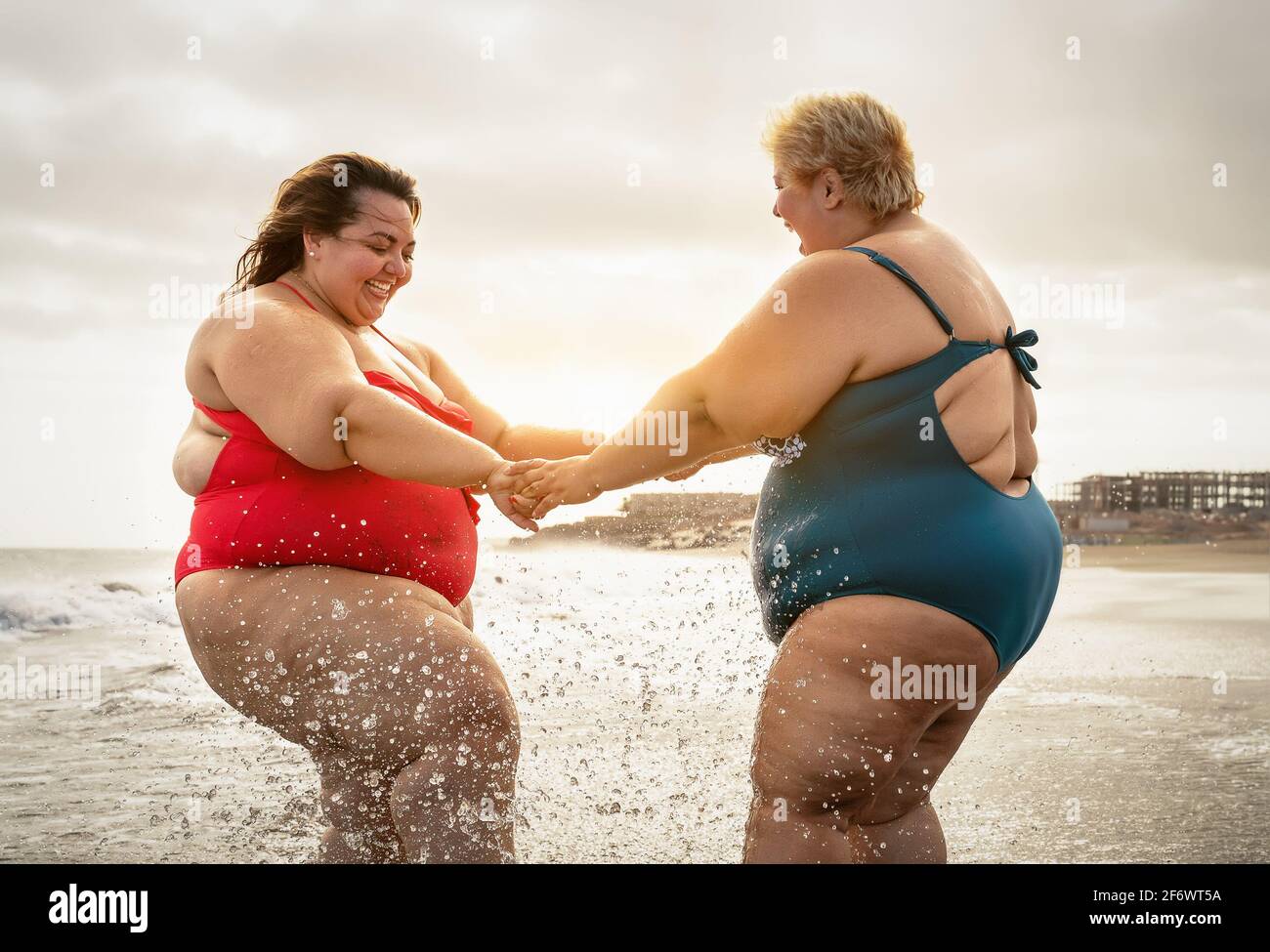 Felice più le donne di taglia che si divertono sulla spiaggia durante  Vacanza estiva - concetto di stile di vita della gente sicura di Curvy Foto  stock - Alamy