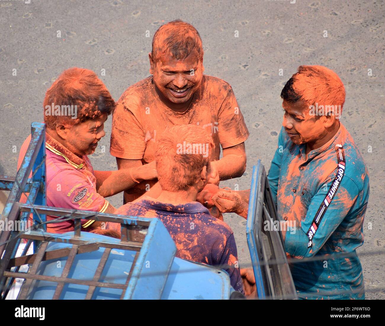 Gruppo di uomini indiani felici che giocano con i colori in un Località durante il Festival di Holi Foto Stock