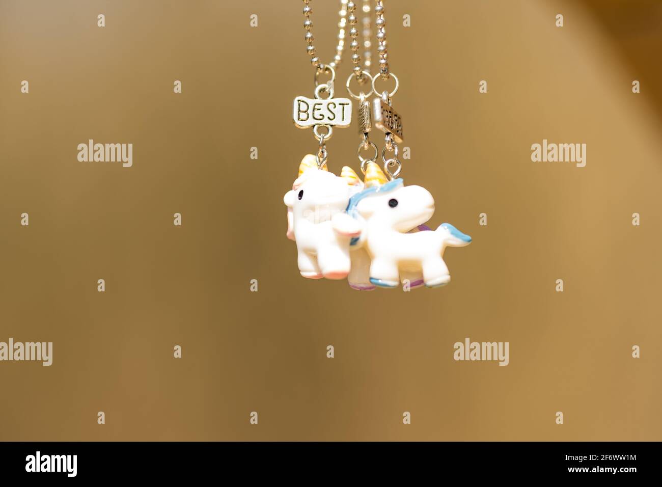 Set pendente di migliori amici per sempre tre girocollo unicorni sparare all'esterno in un closeup di giorno d'estate. Messa a fuoco selettiva Foto Stock
