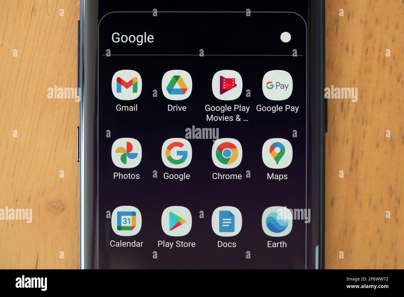 Una selezione di applicazioni Alphabet (precedentemente note come Google) sullo schermo di uno smartphone, tra cui Gmail, Google Drive, Google Pay, Chrome, Google Maps Foto Stock