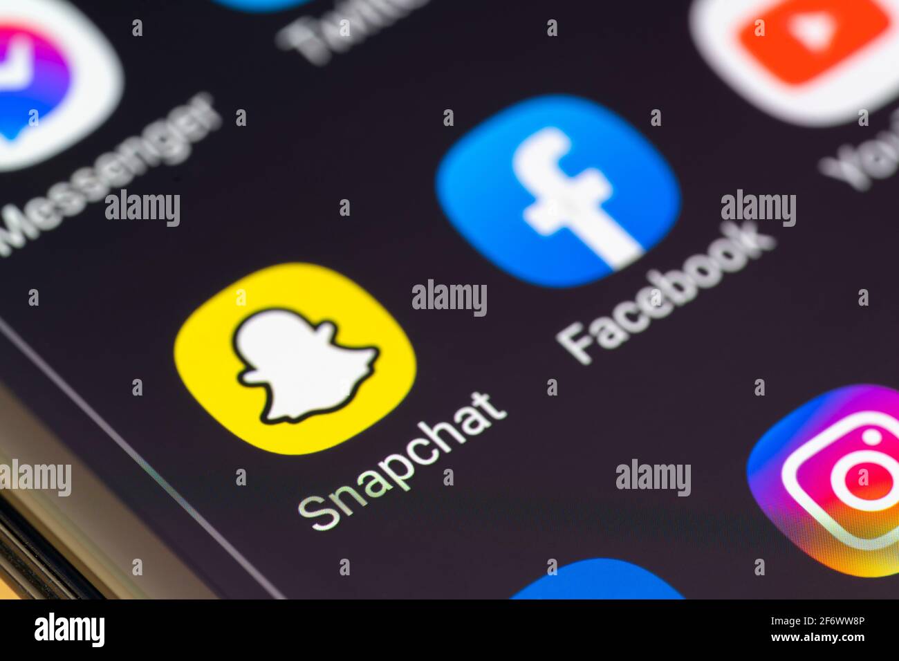 Un primo piano macro dell'applicazione Snapchat sullo schermo di uno smartphone. Snapchat è un'applicazione di messaggistica multimediale americana sviluppata da Snap Inc Foto Stock