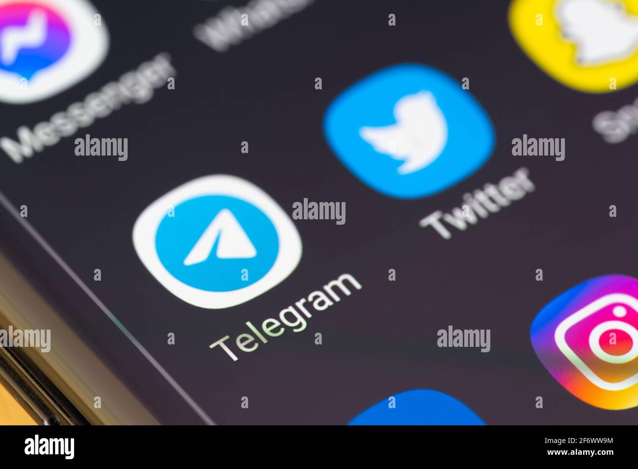 Un'immagine macro dell'app Telegram Messenger sullo schermo di uno smartphone. Telegram è un servizio software di messaggistica istantanea basato su cloud gratuito Foto Stock
