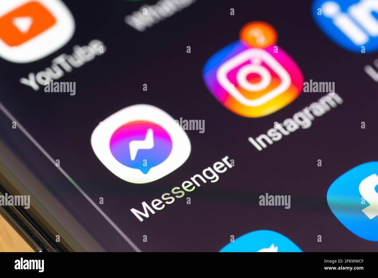Macro dell'app Facebook Messenger sullo schermo di uno smartphone. Si tratta di un'applicazione e di una piattaforma di messaggistica americana sviluppata da Facebook, Inc Foto Stock