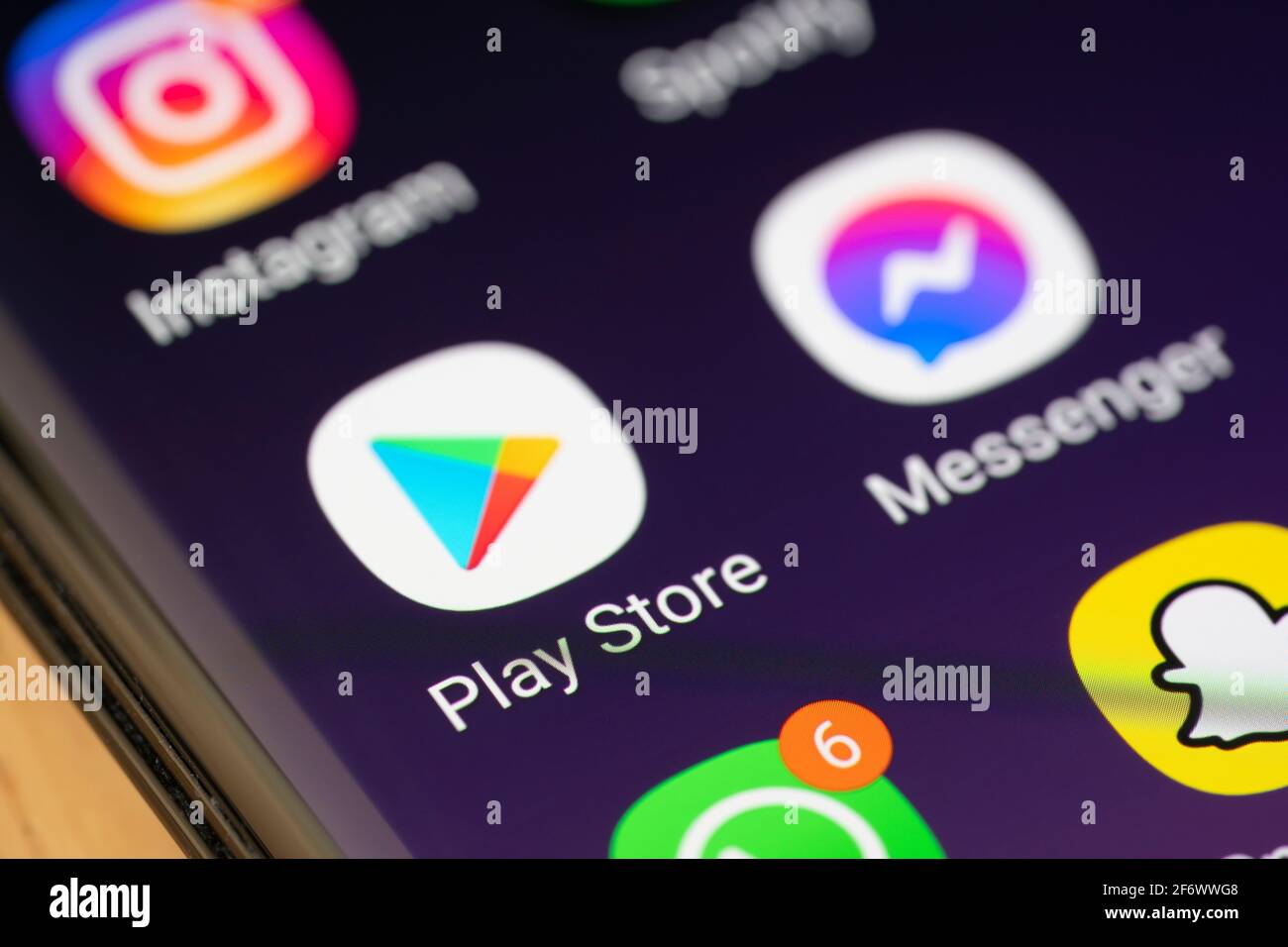 Un primo piano delle macro dell'icona dell'app Google Play Store (in precedenza Android Market) sullo schermo di uno smartphone. Si tratta di un servizio di distribuzione digitale Foto Stock