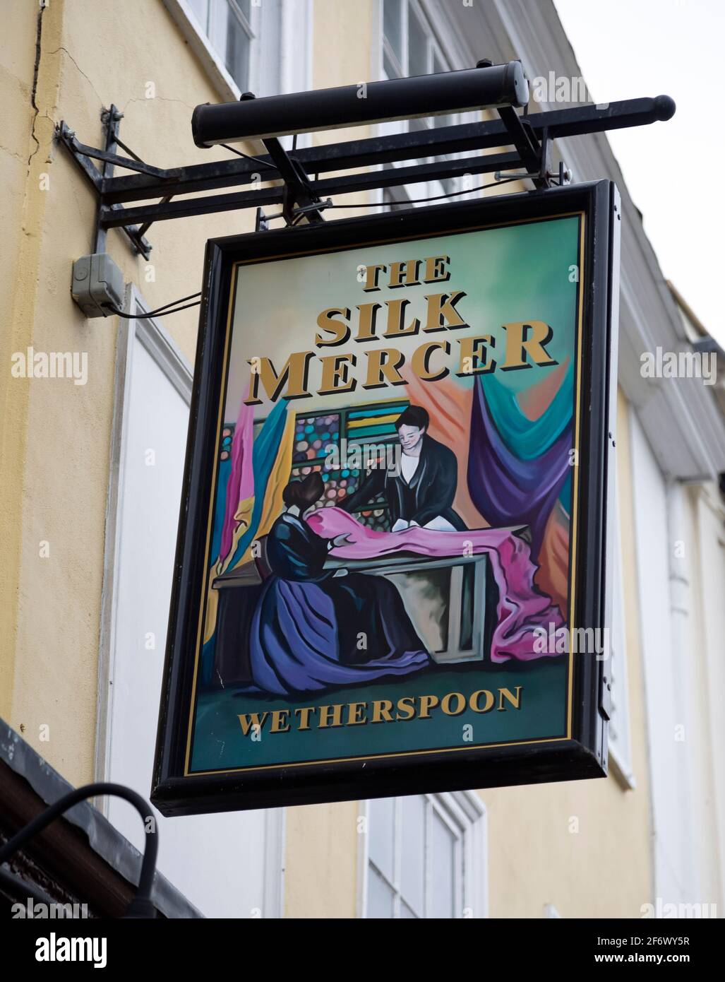 Cartello fuori dal Silk Mercer, Wetherspoons pub, Devizes, Wiltshire, Inghilterra, REGNO UNITO Foto Stock