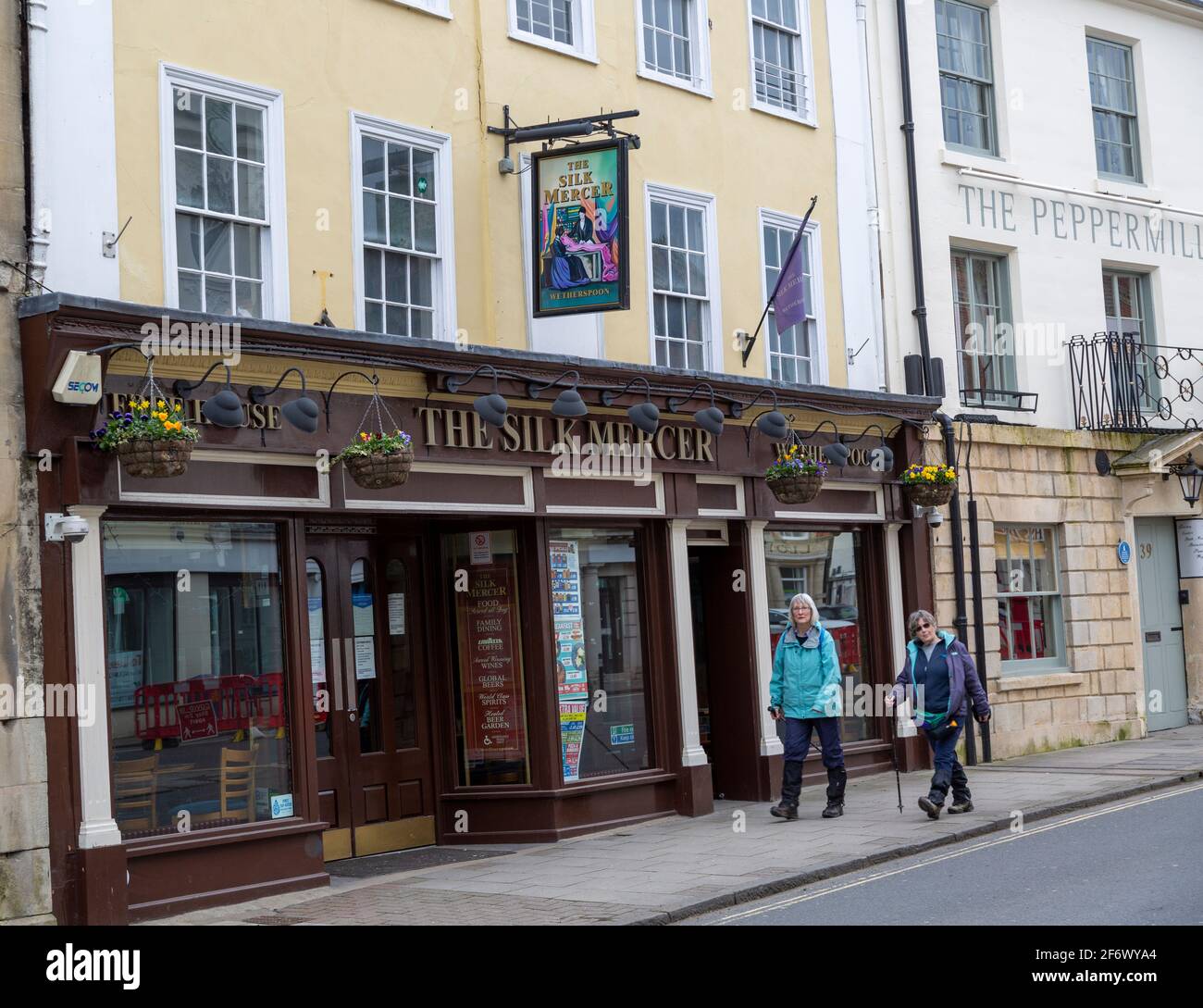 The Silk Mercer, Wetherspoons pub, Devizes, Wiltshire, Inghilterra, Regno Unito due donne che camminano oltre Foto Stock