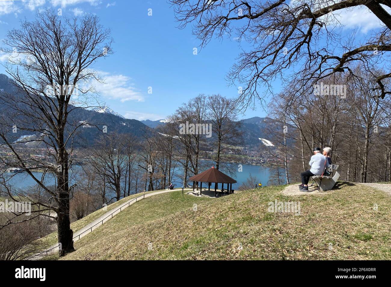 Rottach Egern, Germania. 01 Aprile 2021. La coppia si riposa su una panchina. Gli escursionisti sulla Hoehenweg sopra il Tegernsee con una vista di Rottach Egern il 1 aprile 2021. Primavera, sole, Ausfluegler, | utilizzo nel mondo Credit: dpa/Alamy Live News Foto Stock