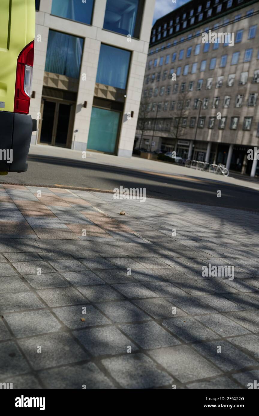 scena fuori fuoco di strada di londra dal piano terra con ritorno del pulmino il giorno di sole Foto Stock