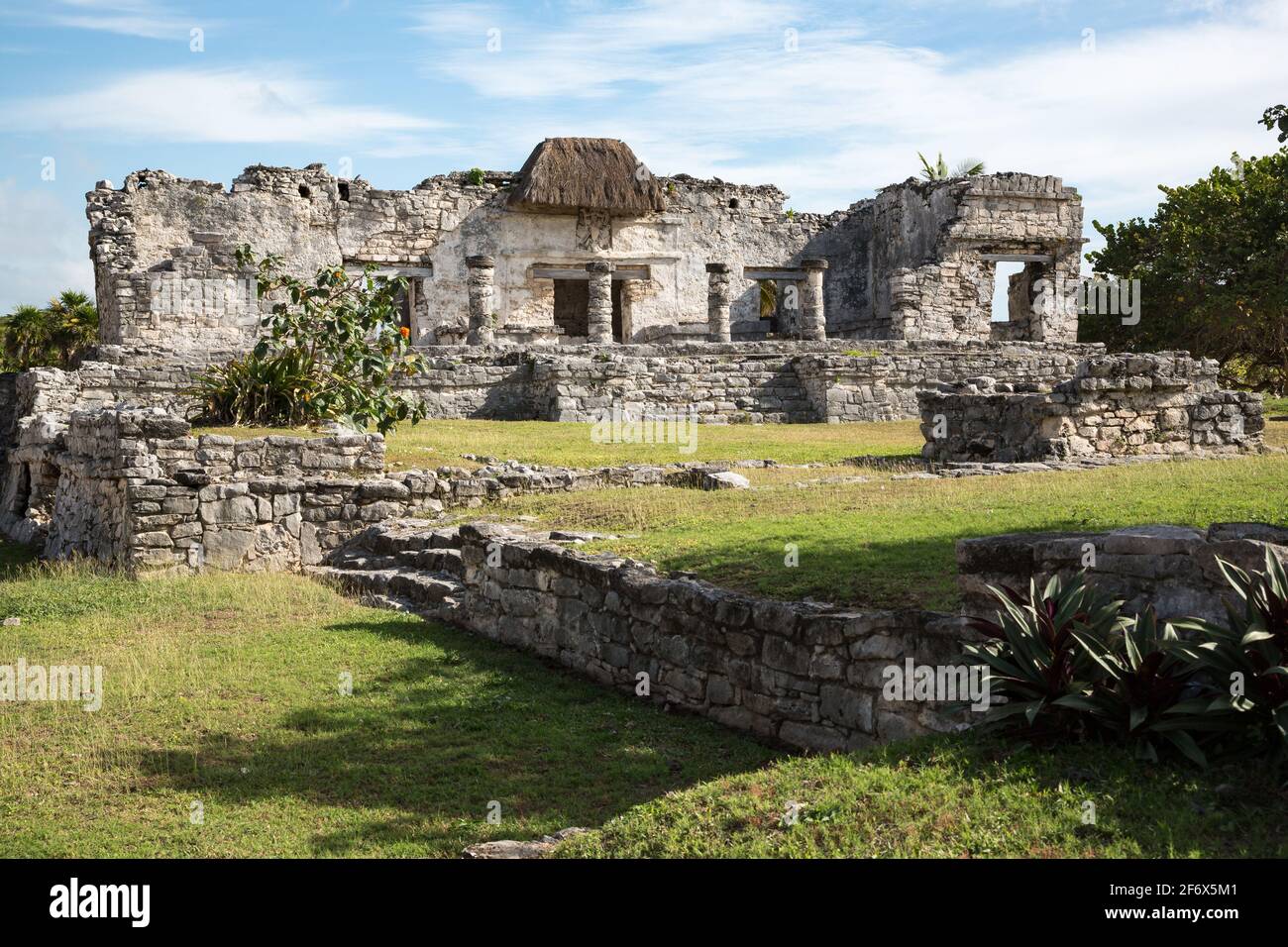 Rovine del tempio Maya con un tetto di paglia su un affresco di dio discendente a Tulum, Quintana Roo, penisola dello Yucatan, Messico Foto Stock