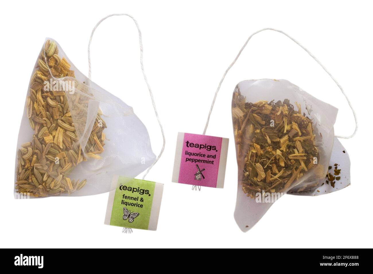 teapigs liquirizia e menta piperita teabag, teapigs finocchi e liquirizia teabag isolato su sfondo bianco Foto Stock