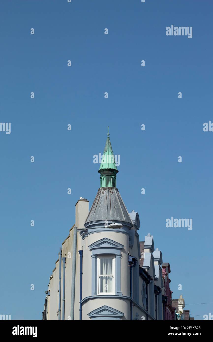 Caernarfon, Galles. Foto dettagliata di un vecchio edificio vittoriano e dei suoi tetti. Elegante design Neo Classico. Sfondo blu cielo e spazio copia Foto Stock