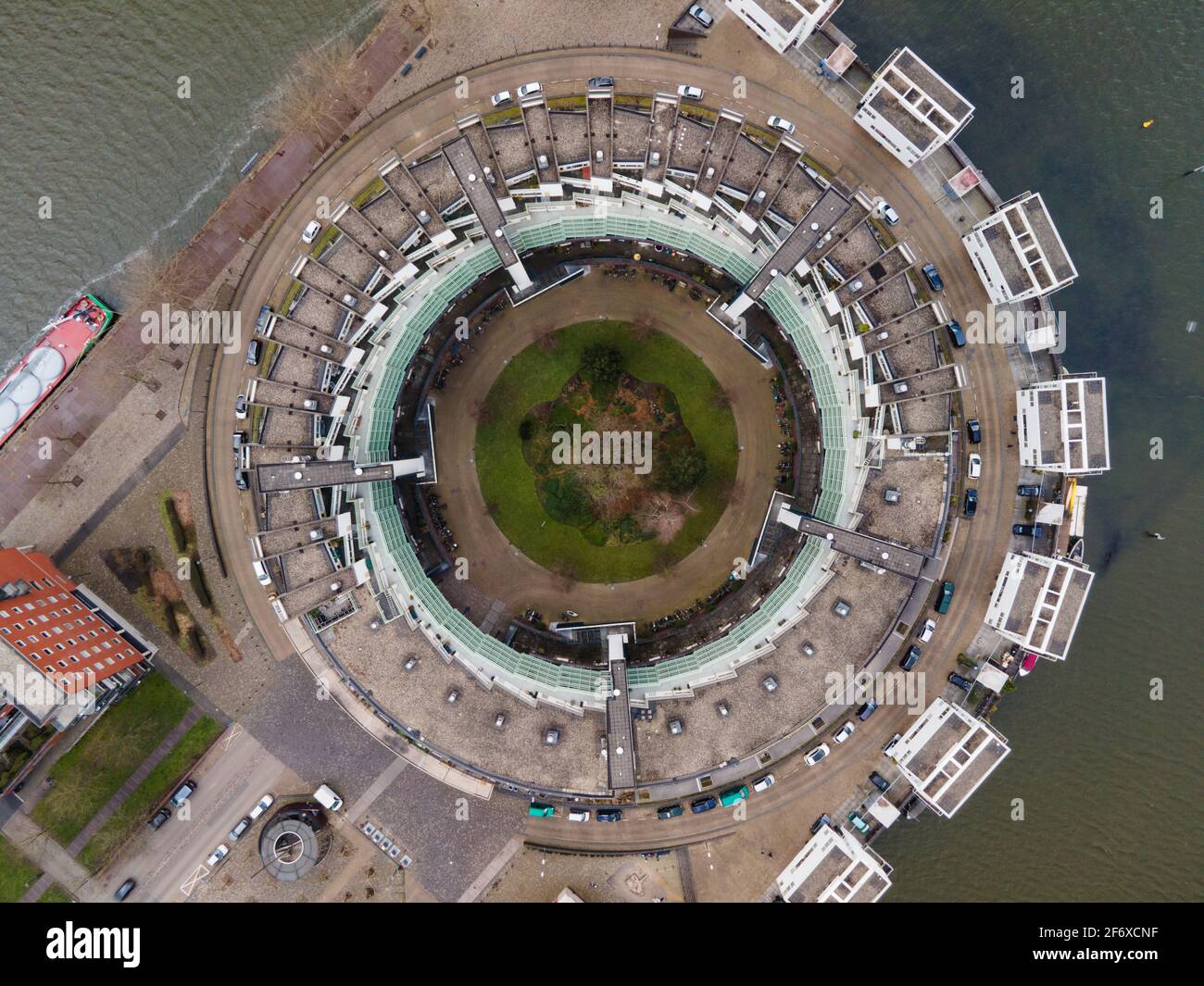 Un edificio a forma di cerchio residente che ospita vista aerea drone. Foto Stock
