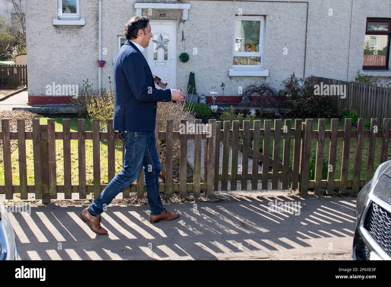 Glasgow, Scozia, Regno Unito. 3 Apr 2021. NELLA FOTO: ANAS Sarwar MSP. Il leader laburista scozzese, Anas Sarwar MSP, si unisce a James Kelly MSP nel percorso della campagna elettorale di Rutherglen. Credit: Colin Fisher/Alamy Live News Foto Stock