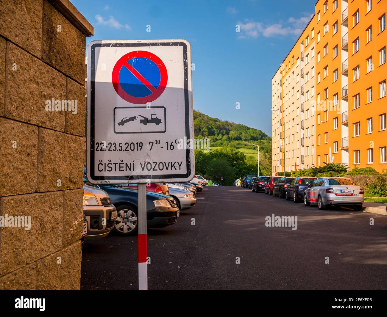 Usti nad Labem / Repubblica Ceca - 5.18.2019: Il cartello stradale annuncia la futura pulizia della strada (Čištění vozovky = pulizia della strada) il cartello si trova sul Foto Stock