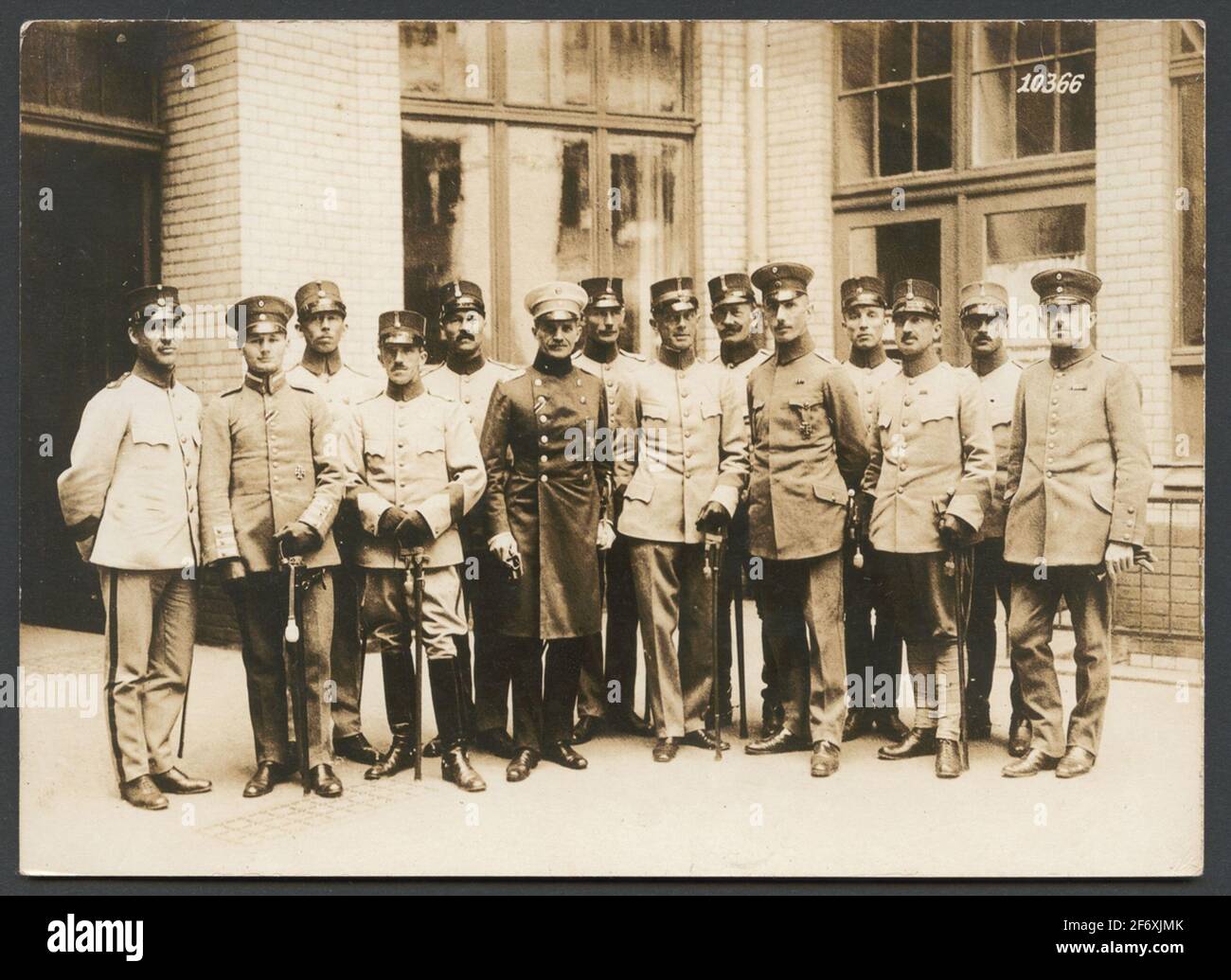 La fotografia presenta un diritto di gruppo di sub-ufficiali svedesi durante una visita di studio in Germania .. La fotografia presenta un diritto di gruppo di sub-ufficiali svedesi durante una visita di studio in Germania. Foto Stock