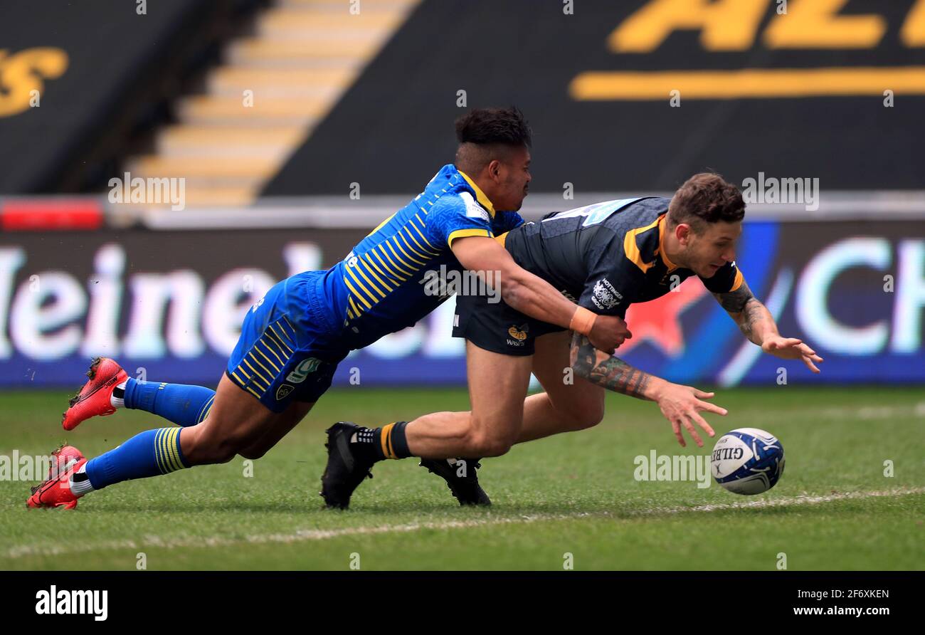 Matteo Minozzi di Wasps non riesce a toccare la palla giù sulla linea, come è affrontato da Kotaro Matsushima di Clermont Auvergne durante la partita di Heineken Champions Cup presso la Ricoh Arena, Coventry. Data immagine: Sabato 3 aprile 2021. Foto Stock