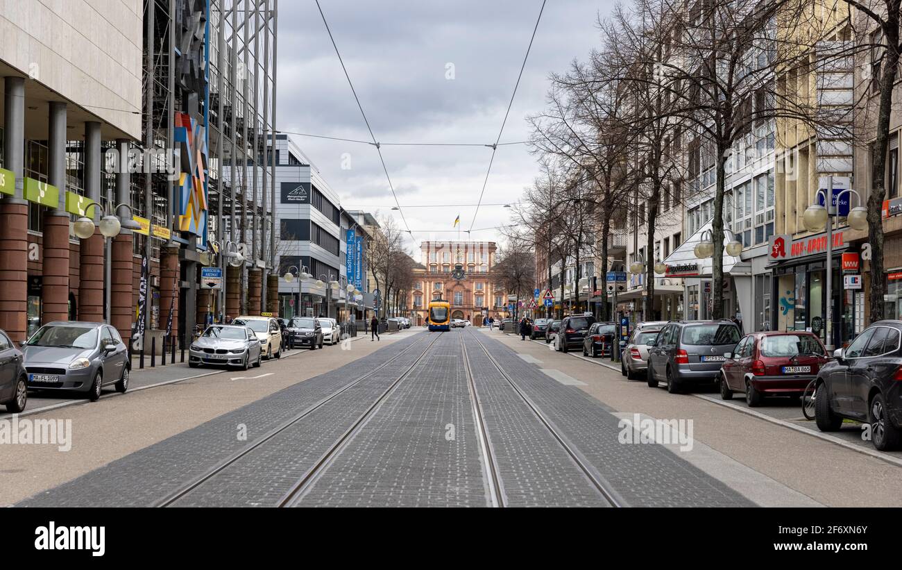 Le auto di strada sono una parte importante dei mezzi di trasporto pubblici a Mannheim, in Germania. Foto Stock