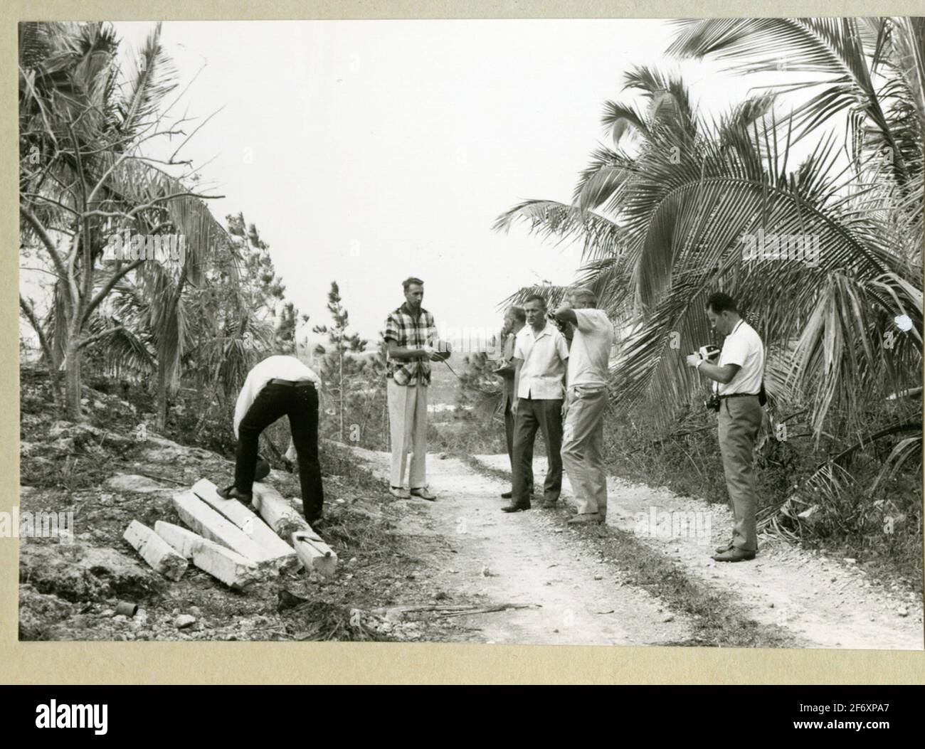 L'immagine rappresenta cinque uomini su una strada sterrata in una fattoria area.uno degli uomini piede uno degli altri che sono piegati su una coppia di woes.The di legno è presa in congiunzione con il ponte del fiume fairway 1966-1967 .. L'immagine rappresenta cinque uomini su una strada sterrata in una fattoria area.uno degli uomini piede uno degli altri che sono piegati su un paio di woes.The di legno è presa in congiunzione con il rimedio del fiume Fast Baby viaggio 1966-1967.included in album con fotografie da Il lungo viaggio di Älvsnabben 1966-1967.She declinò 10/11 1966 da Karlskrona e passò attraverso la sue Foto Stock