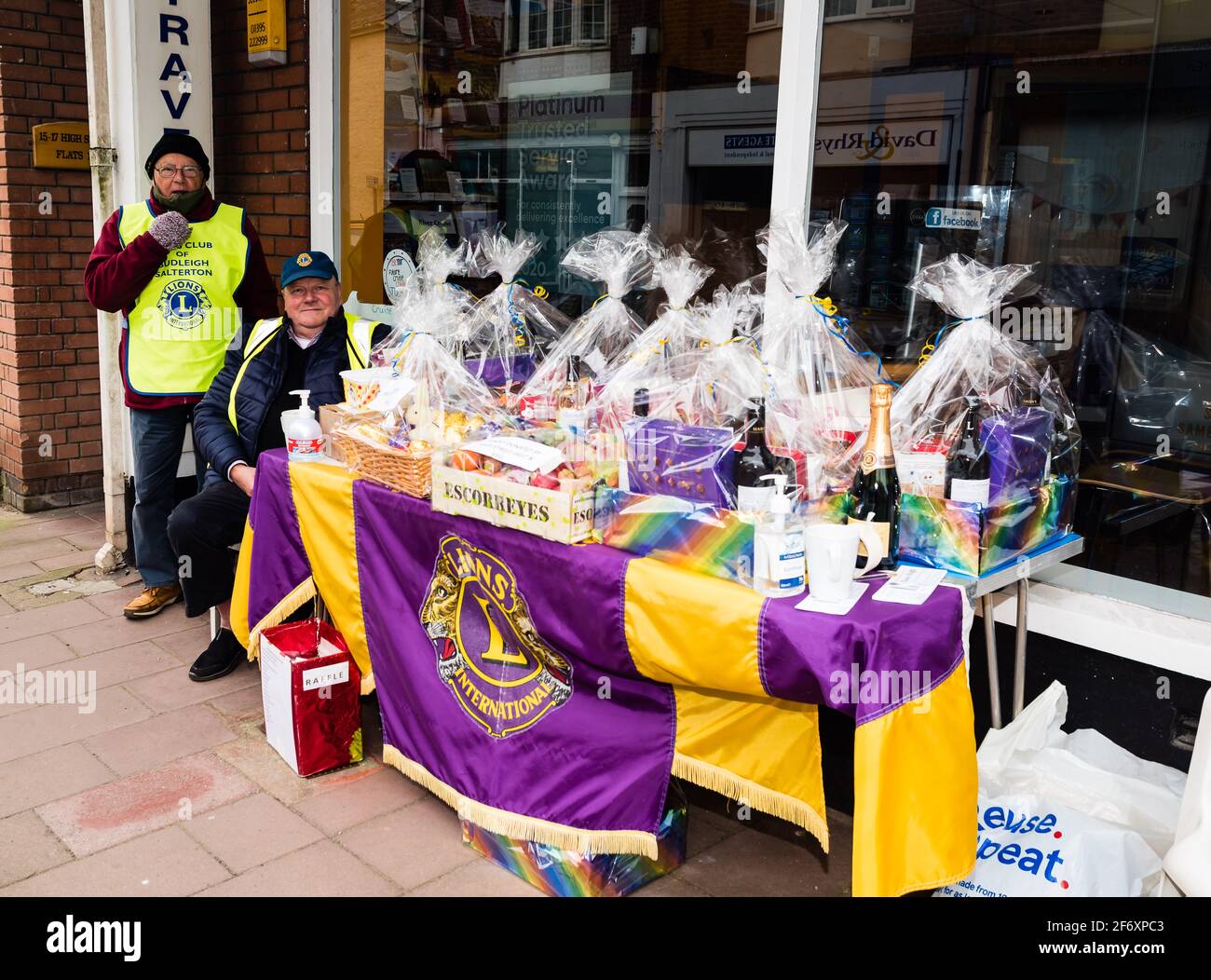 Budleigh Salterton Lions Easter Raffle raccogliendo denaro per le associazioni di beneficenza locali. Foto Stock