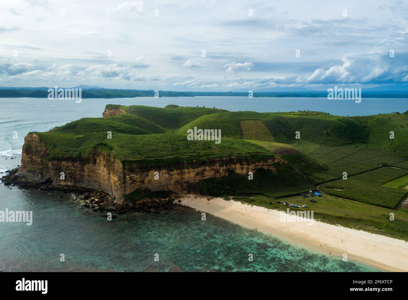 Vista aerea di una vuota spiaggia tropicale, penisola di Sungkun, Lombok Est, Nusa Tenggara Ovest, Indonesia Foto Stock