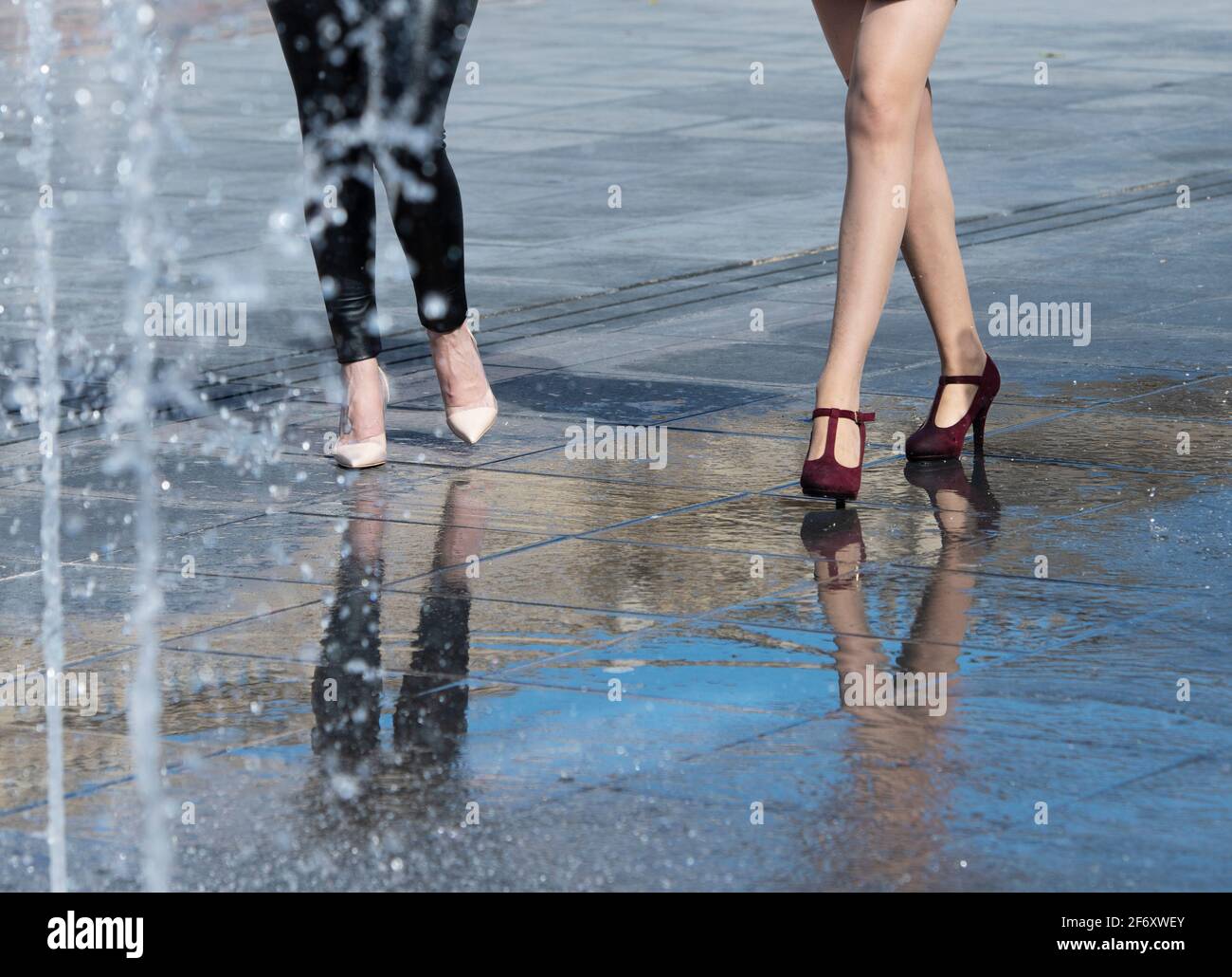 Primo piano di due gambe di donne che camminano in strada, Malta Foto Stock