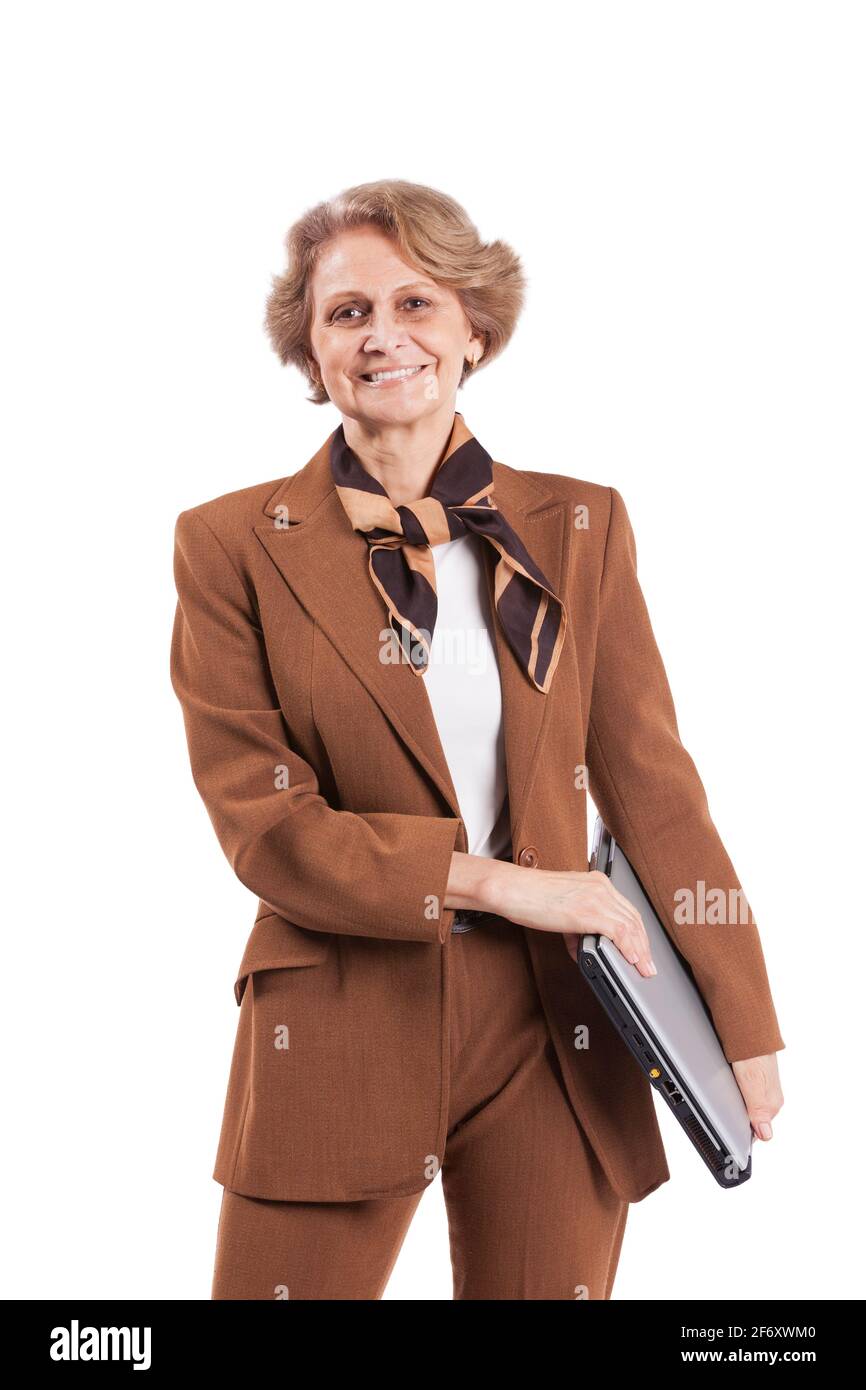 Bella donna senior in possesso di un computer portatile (isolato su bianco) Foto Stock