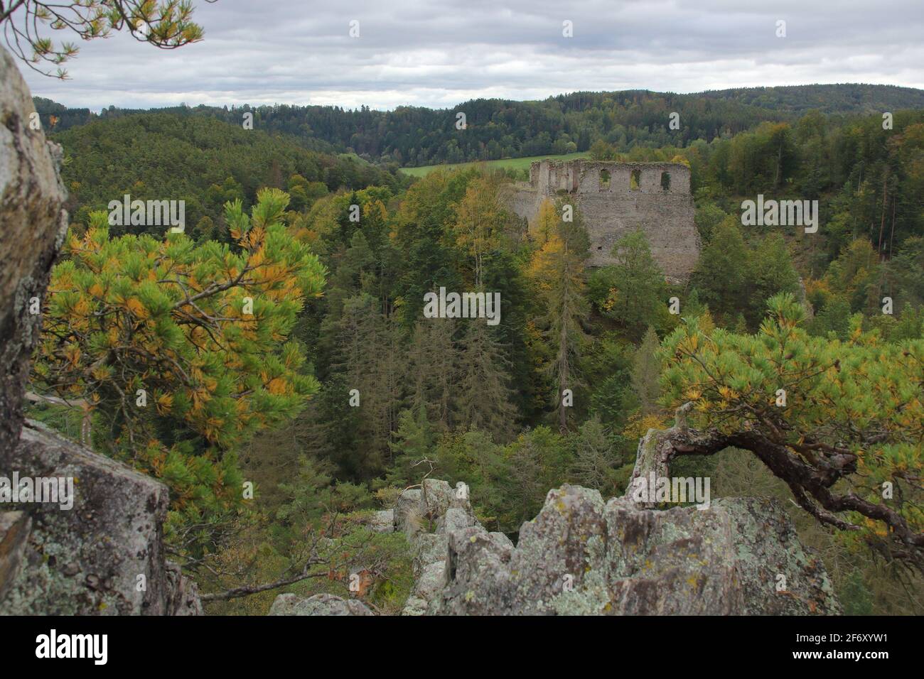Rovine del castello di Dívčí Kámen (Boemia meridionale, Cechia) Foto Stock