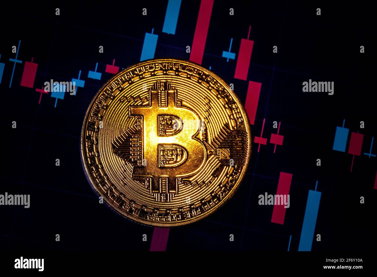 Moneta criptovaluta Bitcoin su uno sfondo di quotazioni in calo una borsa Foto Stock