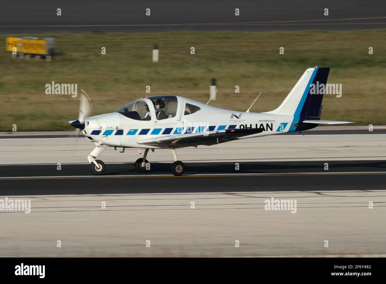 TECNAM P2002 Sierra aereo privato ad elica monomotore sulla Pista all'aeroporto internazionale di Malta Foto Stock