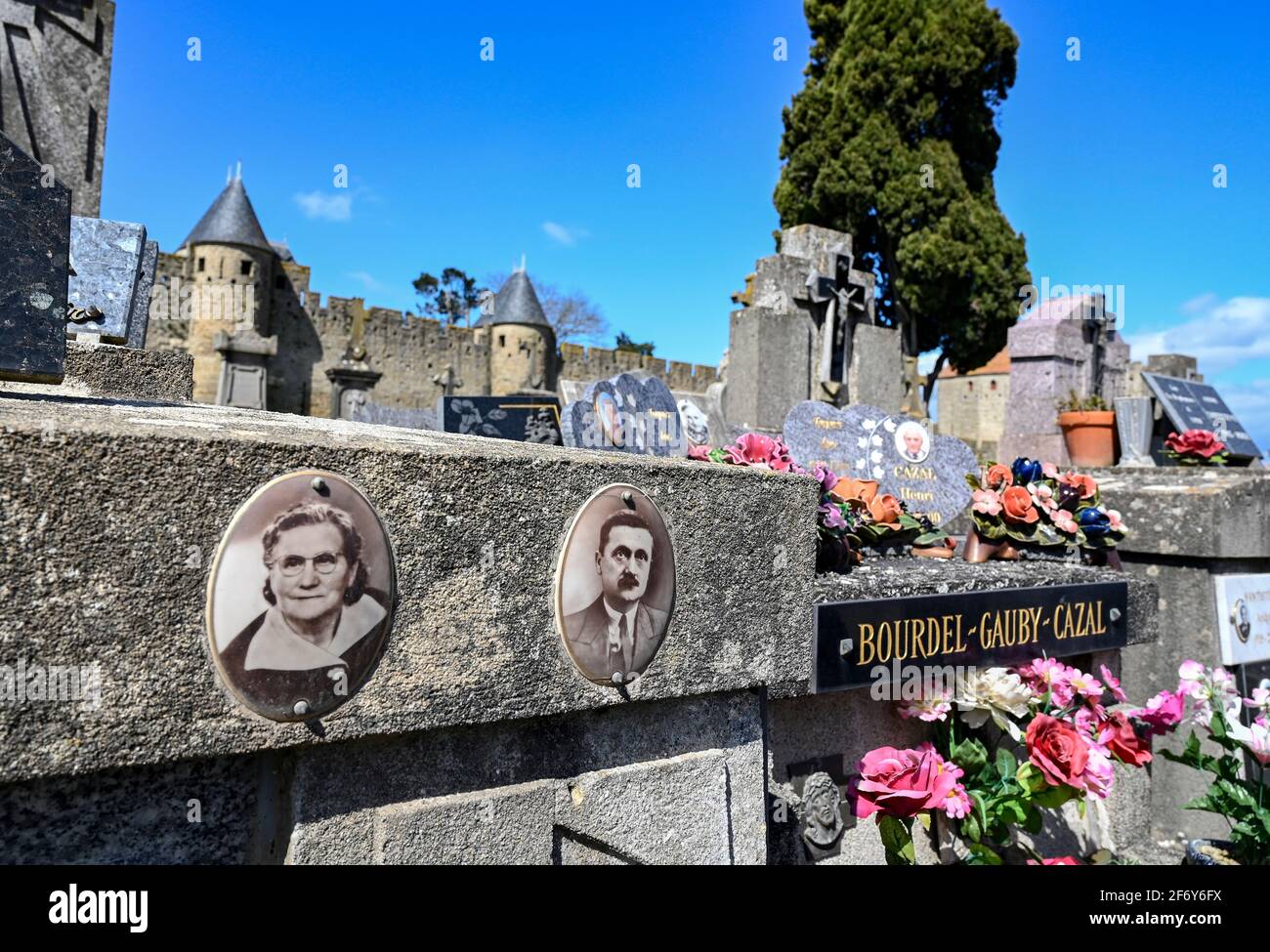 Il cimitero di Carcassonne si trova accanto alla sua famosa città vecchia fortificata chiamata "cité". Foto Stock