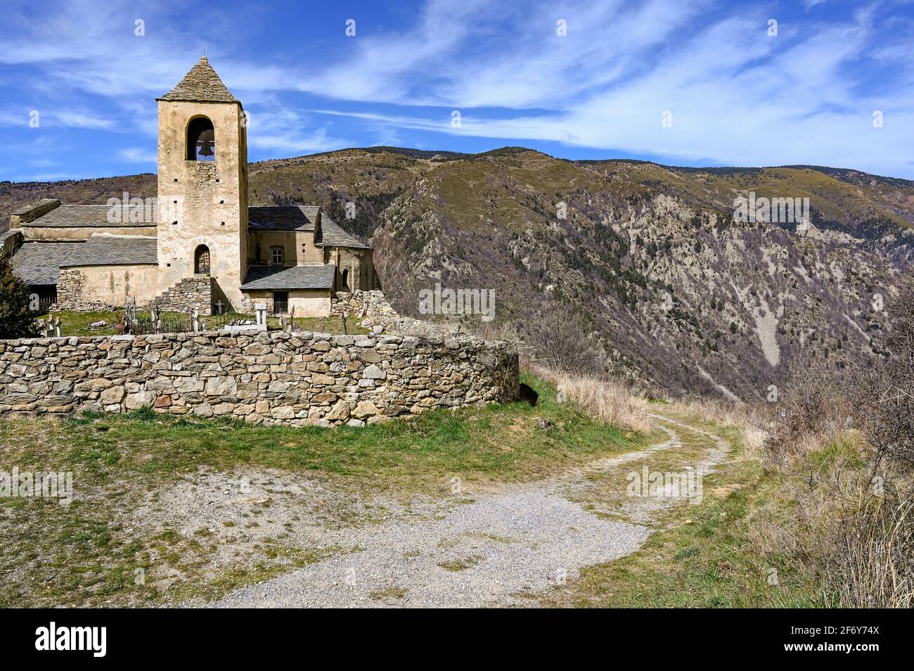 La chiesa del villaggio Église de la Trinité et Sainte-Marie di Prats Balaguer nei Pirenei Orientali, Francia Foto Stock