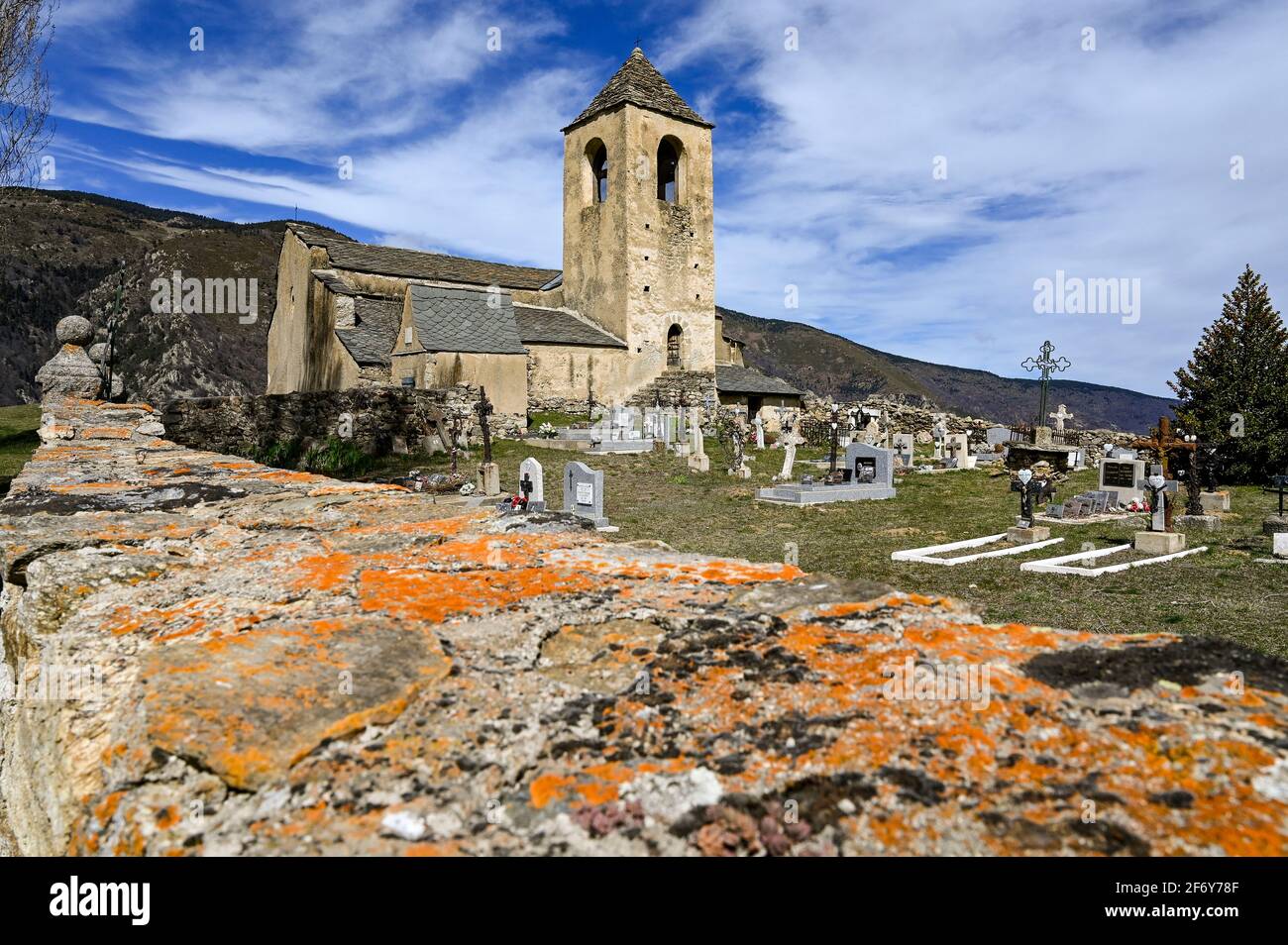 La chiesa del villaggio Église de la Trinité et Sainte-Marie di Prats Balaguer nei Pirenei Orientali, Francia Foto Stock