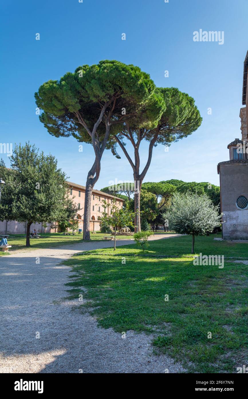 Tipico parco romano in una giornata di sole Foto Stock