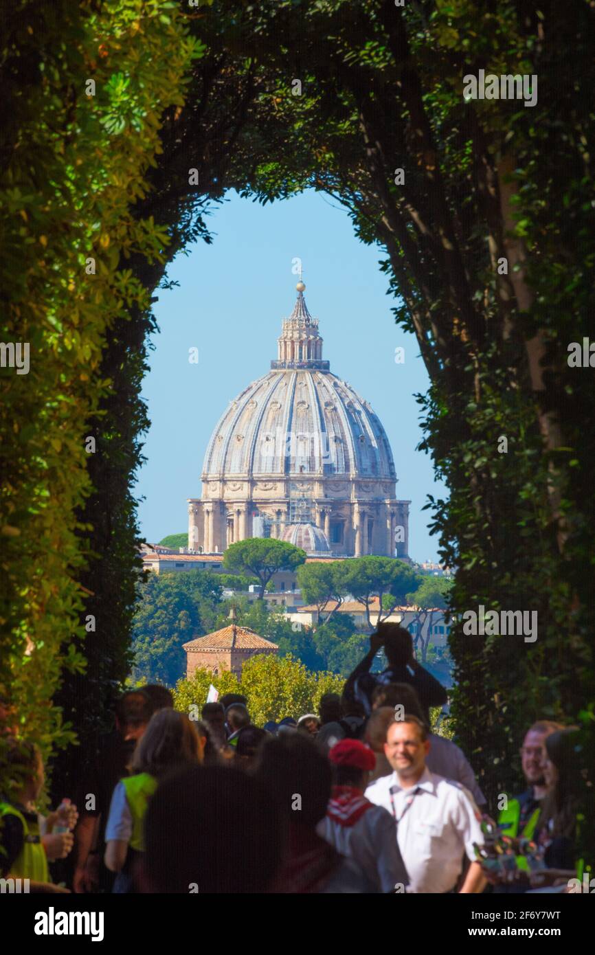 Roma, Italia - Ott 03, 2018: una particolare vista sulla cupola di San Pietro (Città del Vaticano - Roma). A Piazza Cavalieri di Malta vi è la Villa del Prio Foto Stock