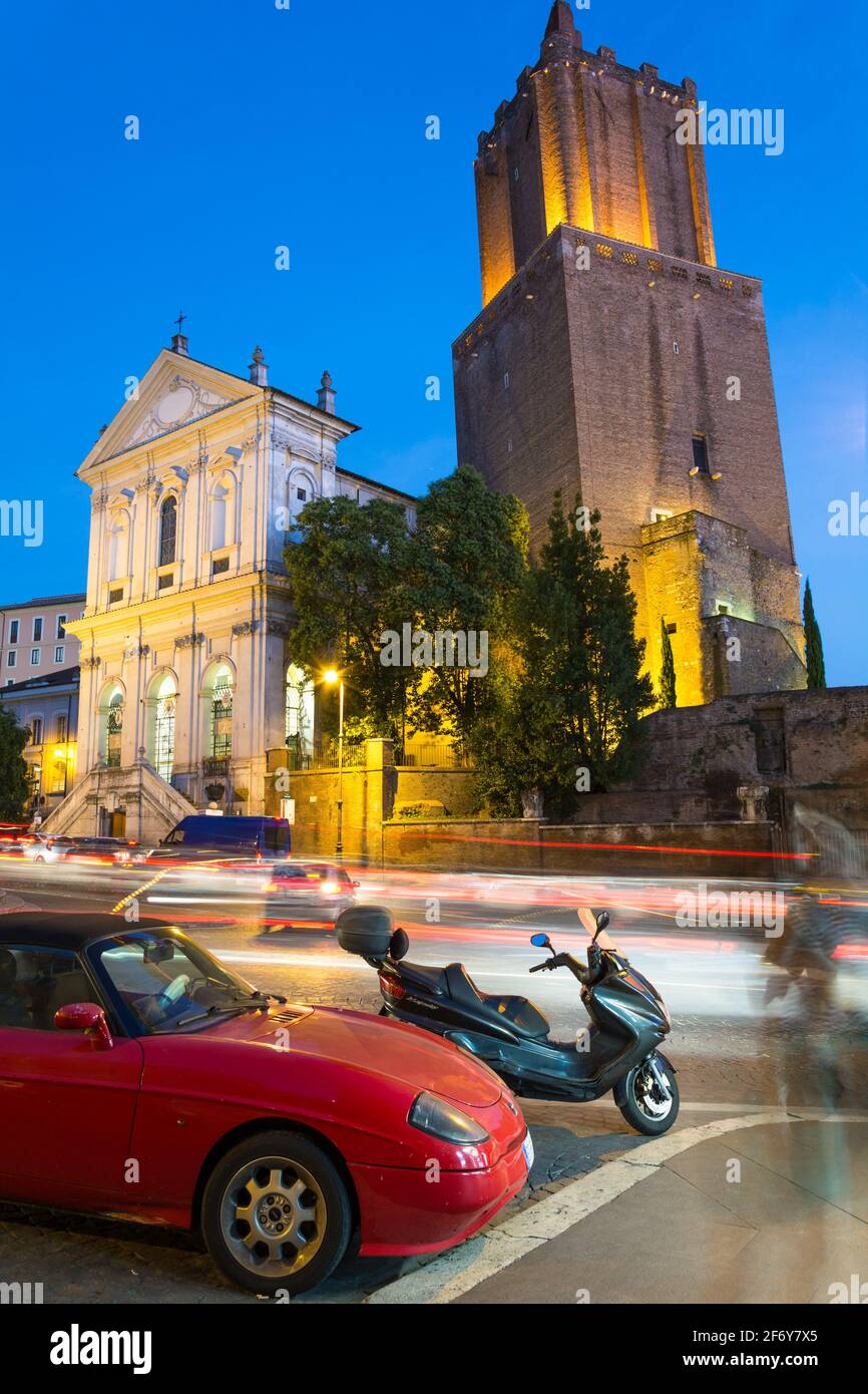 Roma, Italia - 03 ottobre 2018: Vista notturna della Torre delle milizie - la Torre Militia di Roma Foto Stock