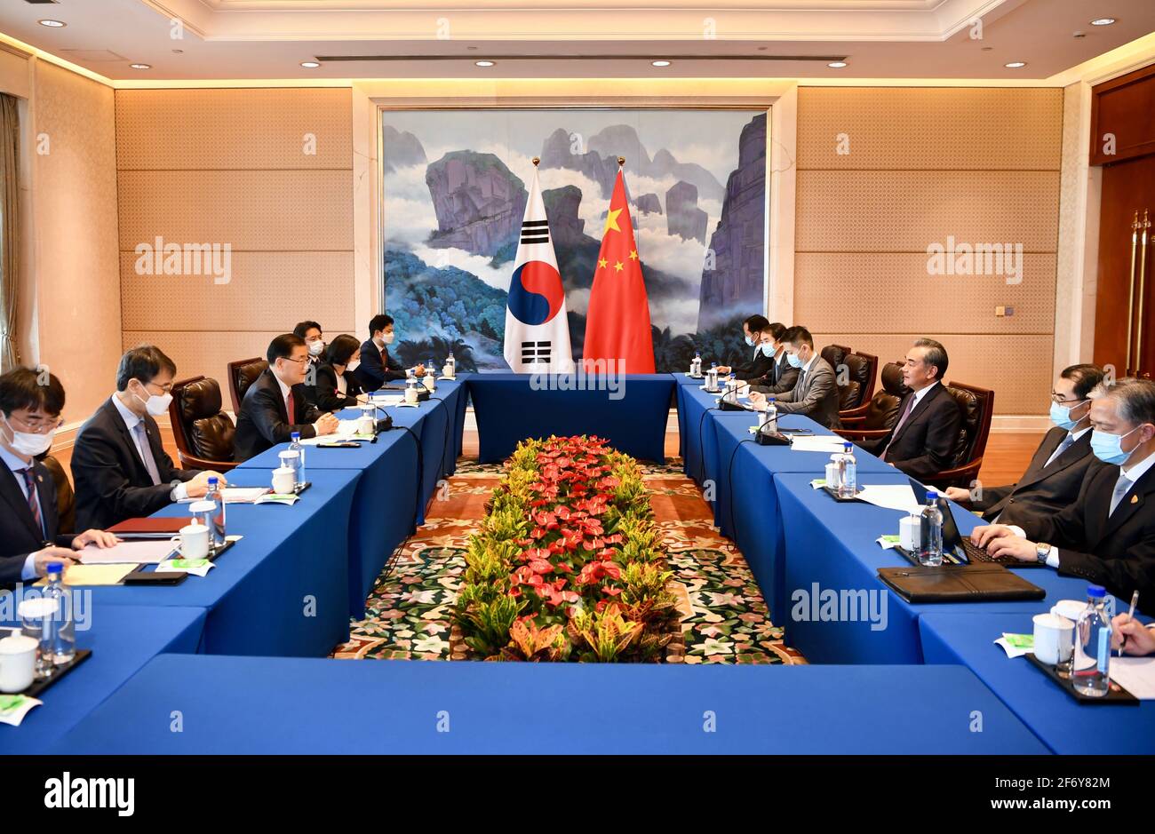 Xiamen, la provincia cinese di Fujian. 3 Apr 2021. Il consigliere di Stato cinese e il ministro degli Esteri Wang Yi intrattengono colloqui con Chung EUI-yong, ministro degli Esteri della Repubblica di Corea (ROK), a Xiamen, provincia del Fujian, nel sud-est della Cina, il 3 aprile 2021. Credit: Jiang Kehong/Xinhua/Alamy Live News Foto Stock