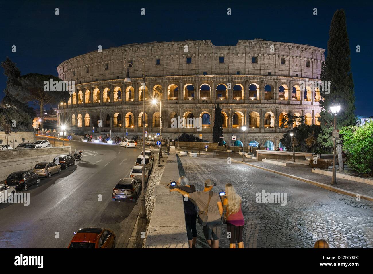 Roma, Italia - Ott 03, 2018: la notte Colosseo vista da via degli Annibaldi, Roma. Foto Stock