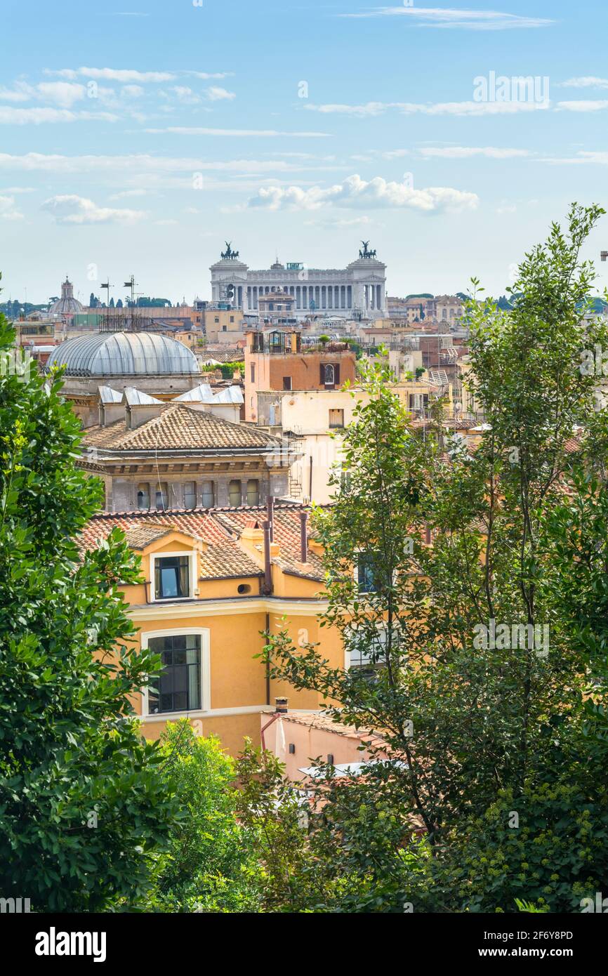 Roma, Italia - 04 ottobre 2018: Altare della Patria tra i tetti di Roma Foto Stock