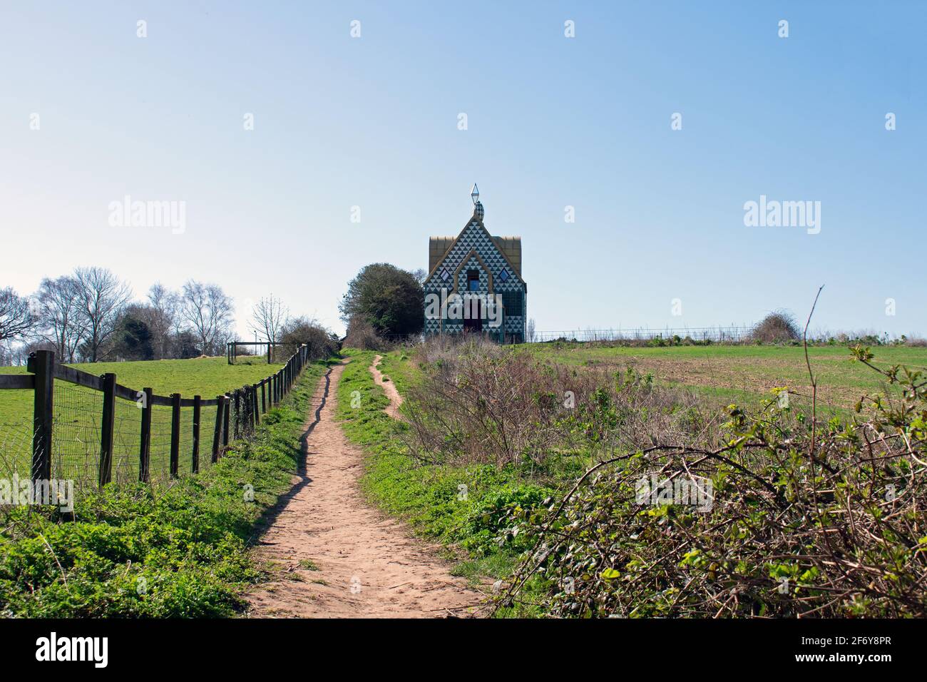 Camminando lungo un sentiero pubblico fino alla collina verso UNA Casa per Essex di Grayson Perry a Wrabness, Essex, Regno Unito Foto Stock