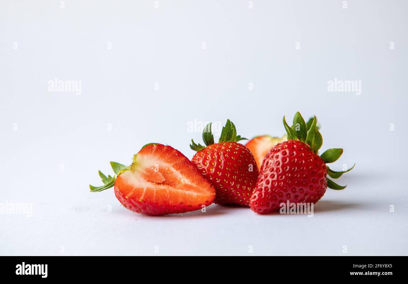 Fragole rosse, mature isolate, fondo bianco Foto Stock