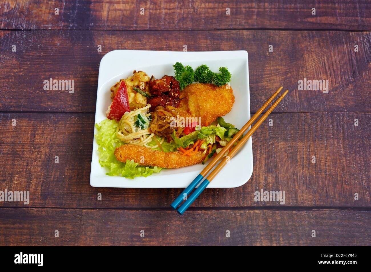 Assortimento di piatti tipici giapponesi cucinati in casa su un piatto bianco. Foto Stock