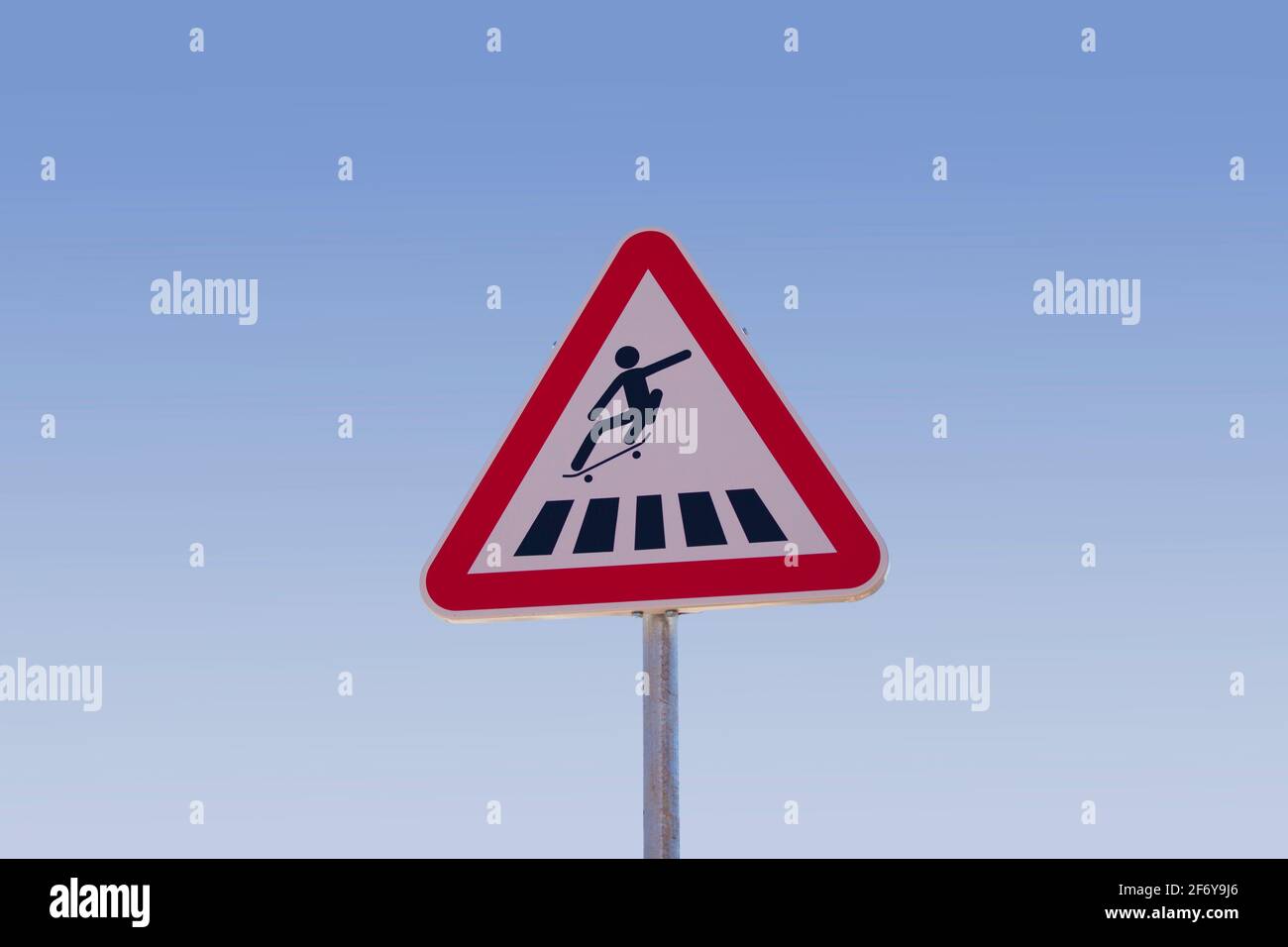 Skateboard divertenti cartelli stradali Foto stock - Alamy