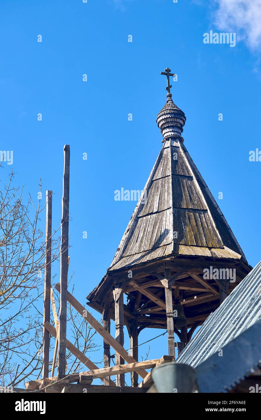 Cupola del campanile in legno con croce ortodossa della Chiesa della decapitazione di San Giovanni Battista nella città europea Grodno o Hrodna Bielorussia su cielo blu Foto Stock