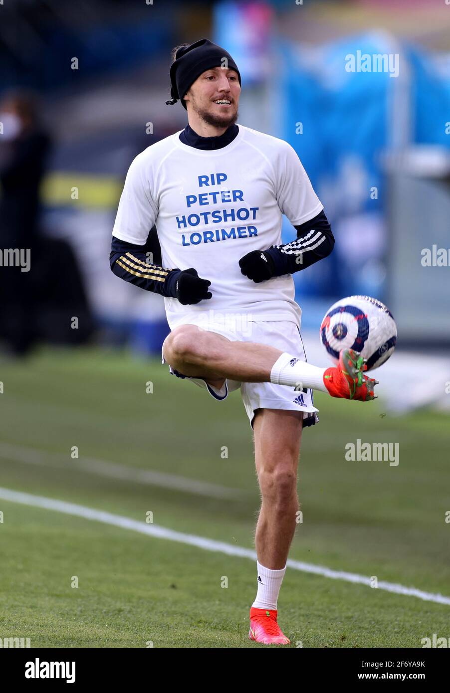 Luke Ayling di Leeds United indossa una t-shirt in omaggio a Peter Lorimer durante il warm up prima della partita della Premier League a Elland Road, Leeds. Data di emissione: Sabato 3 aprile 2021. Foto Stock