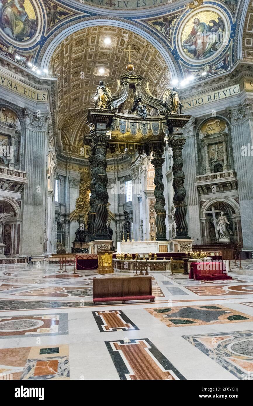 Roma, Italia - 06 ottobre 2018: Baldacchino barocco del Bernini e la cupola di San Pietro di Michelangelo , il Vaticano Foto Stock