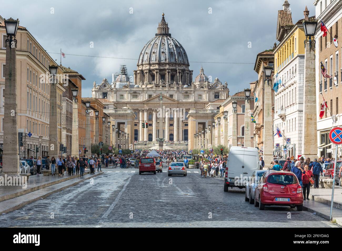 Roma, Italia - 06 ottobre 2018: I turisti ammirano la magnifica vista della Cattedrale di San Pietro da Via della conciliazione a Roma Foto Stock