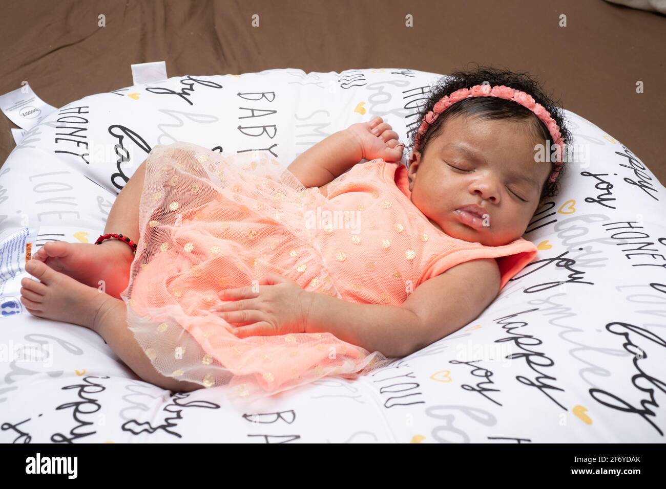 Bambina neonato di 3 settimane sdraiata sulla schiena addormentata Foto Stock