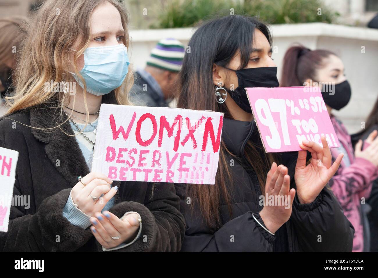 Londra, Regno Unito, 3 aprile 2021: Un mese esattamente dopo il rapimento e l'omicidio di Sarah Everard, a Londra si è tenuta una protesta pacifica e a distanza sociale, chiamata la marcia del 97% dopo la percentuale di donne recentemente intervistate per essere state sessualmente molestate, aggredite o stuprate. Camminando da Trafalgar Square, lungo Whitehall, fino a Parliament Square, i manifestanti hanno chiesto un cambiamento culturale per porre fine alla violenza maschile contro le donne. Anna Watson/Alamy Live News Foto Stock